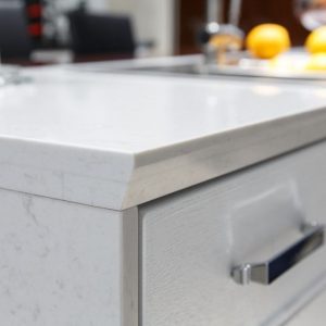 veined michelangelo - Ljus kvartskomposit bänkskivor från Quartzforms 2