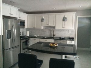 Angola Black granit bänkskivor i vitt köket