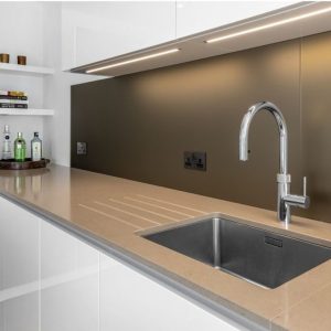 Coral Clay - en beige premium kvartskomposit för bänkskivor och badrum 3