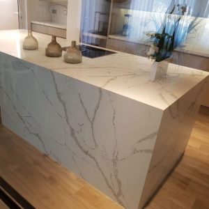 Crystal Calacatta Amnis - kvartskomposit från Technistone i köket