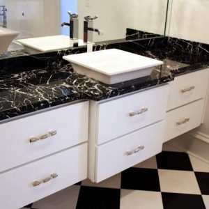 Nero Marquina svart marmor i badrum