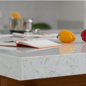 Noble Carrara - ljus kvartskomposit bänkskivör i köket från Technistone 4