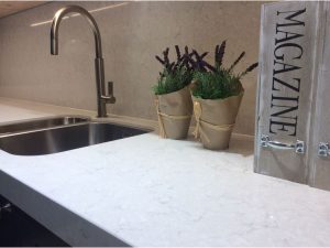 Snowy Ibiza - en vacker vitt kvartskomposit bänkskivor i köket från Silestone 4