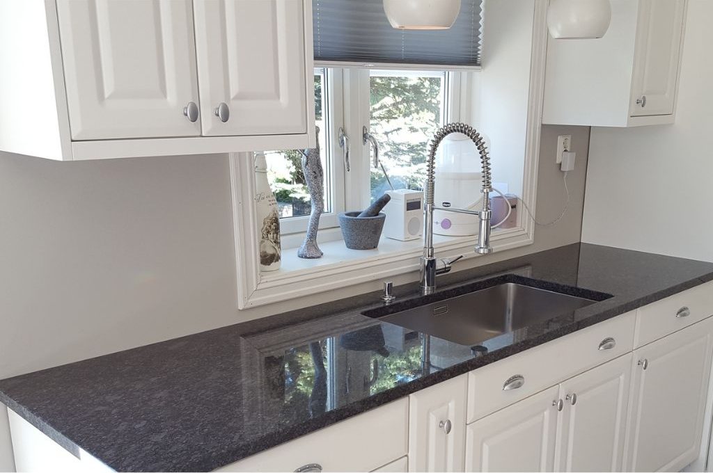 Steel Grey nya granit gråa bänkskivar i köket