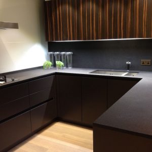 Taurus - svart kvartskomposit bänkskivor i köket från Technistone 3