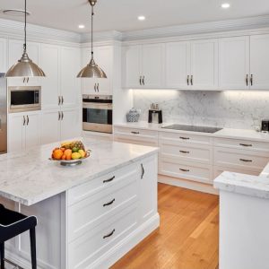 White Attica - vitt kvartskomposit bänkskivor från Caesarstone 3