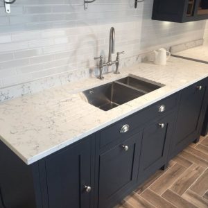 White Attica - vitt kvartskomposit bänkskivor från Caesarstone 
