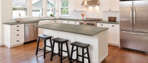 beige kökskåpp och brun bänkskiva