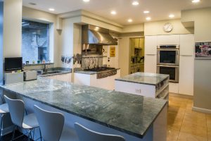 gra och grön bänkskiva i köket